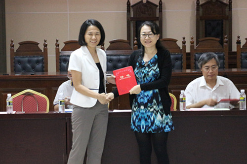 常务副经理叶英萍向各位导师颁发聘任证书