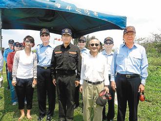 国民党“立委”林郁方(右三)、民进党“立委”陈亭妃(左)上午搭机抵达太平岛视察。图片来源:台湾《联合晚报》